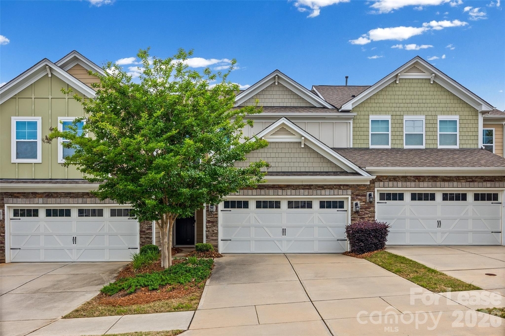 979 Pennington Drive - Photo 0