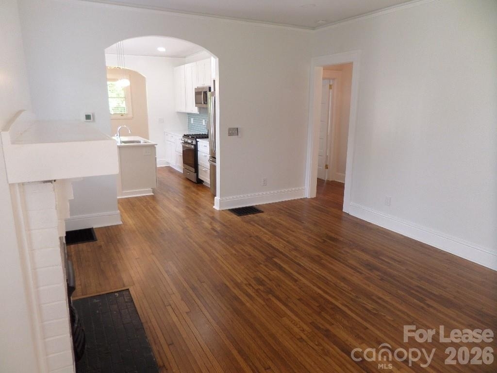 421 Rensselaer Avenue - Photo 4
