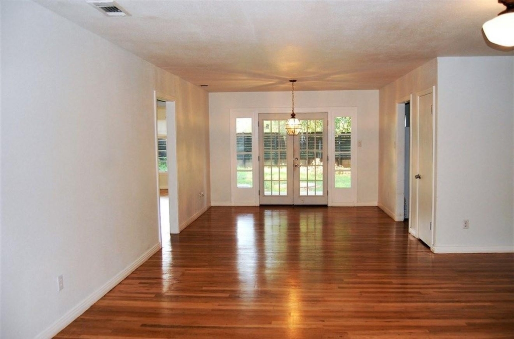 1308 E 12th Street - Photo 2