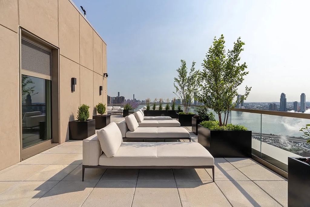 644 East 14th Street - Photo 16