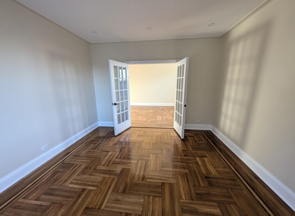 3008 Roberts Avenue - Photo 2