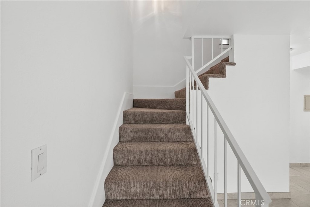 19024 Archwood Street - Photo 15