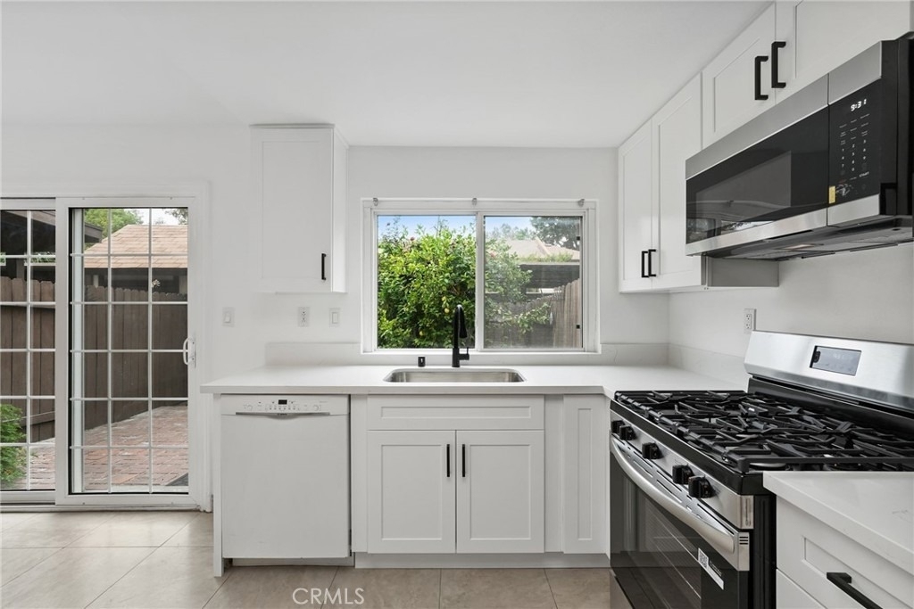 19024 Archwood Street - Photo 13
