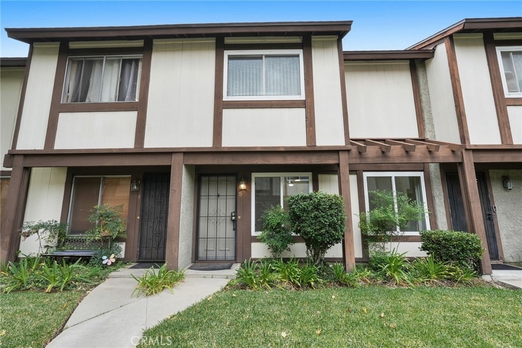 19024 Archwood Street - Photo 0