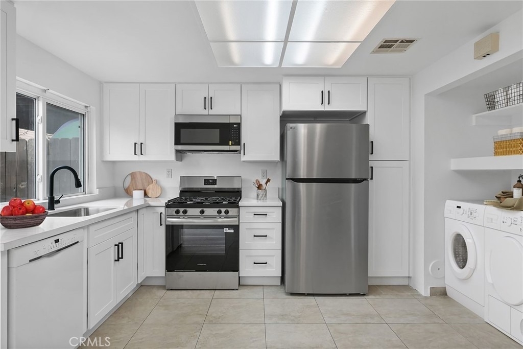 19024 Archwood Street - Photo 14