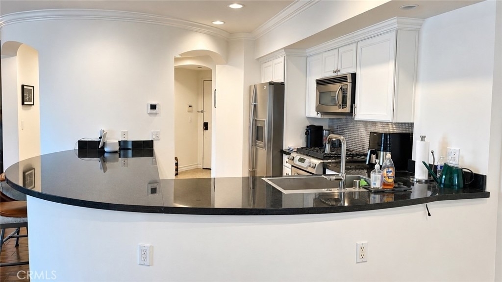 122 N Clark Drive - Photo 2