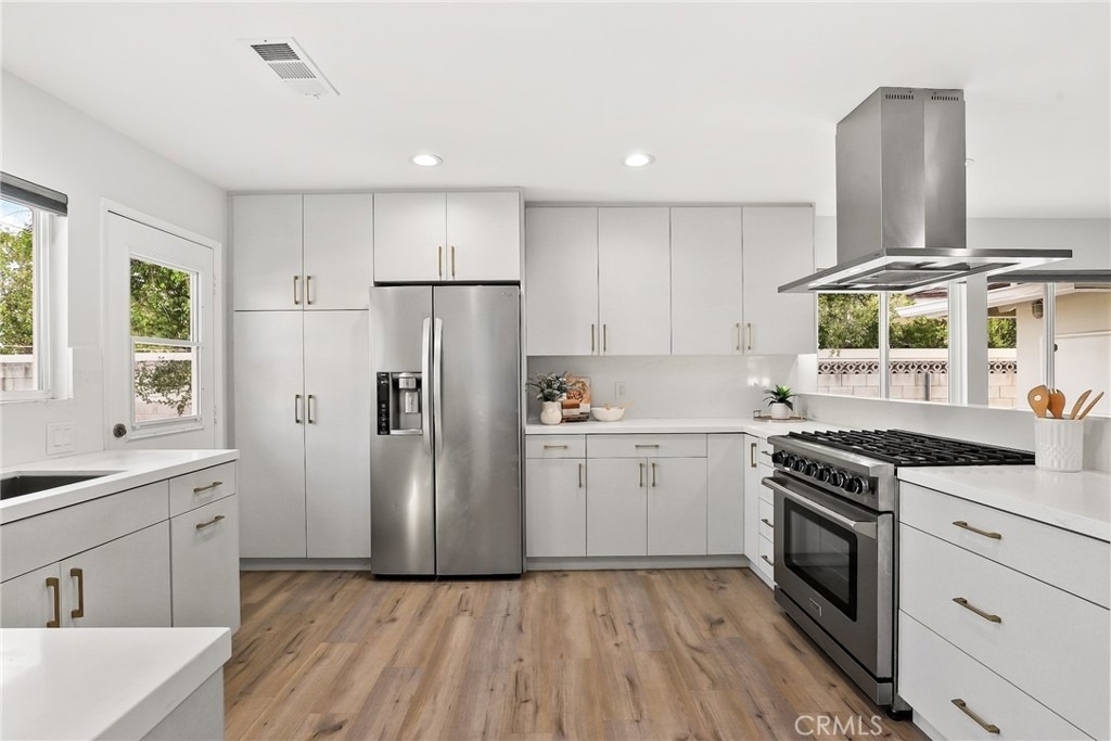 10000 Amestoy Avenue - Photo 10