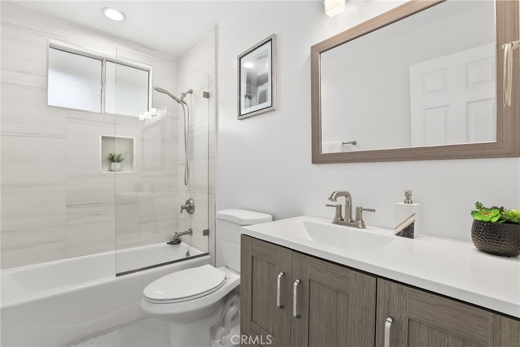 10000 Amestoy Avenue - Photo 15