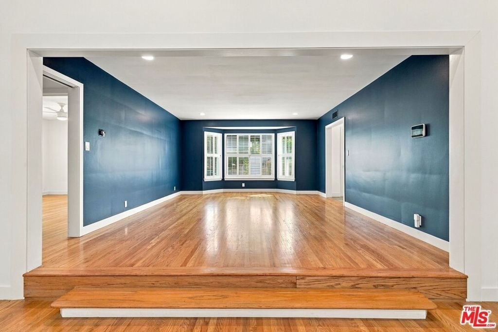 6107 Longridge Avenue - Photo 11