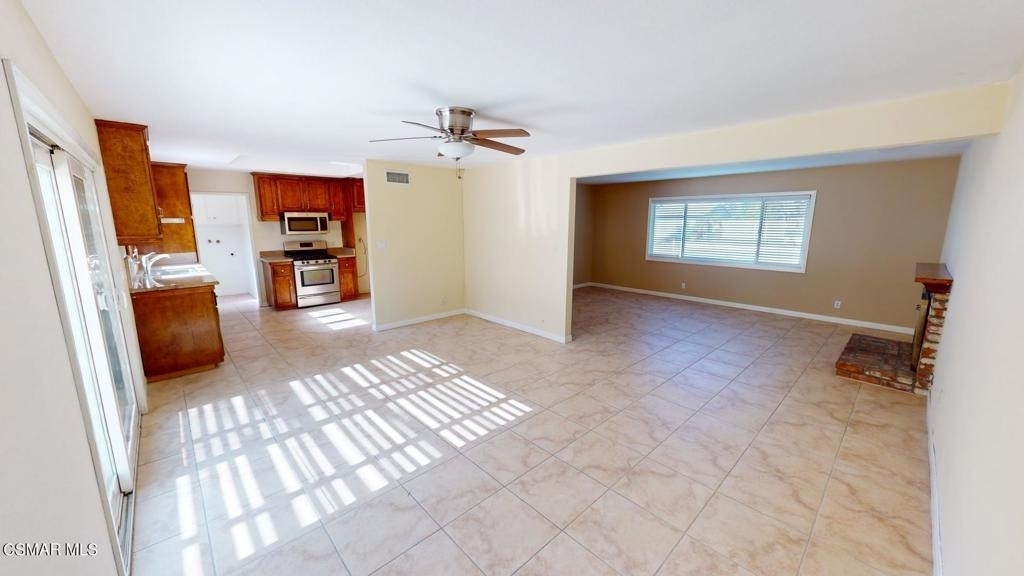 652 Debbie Street - Photo 3