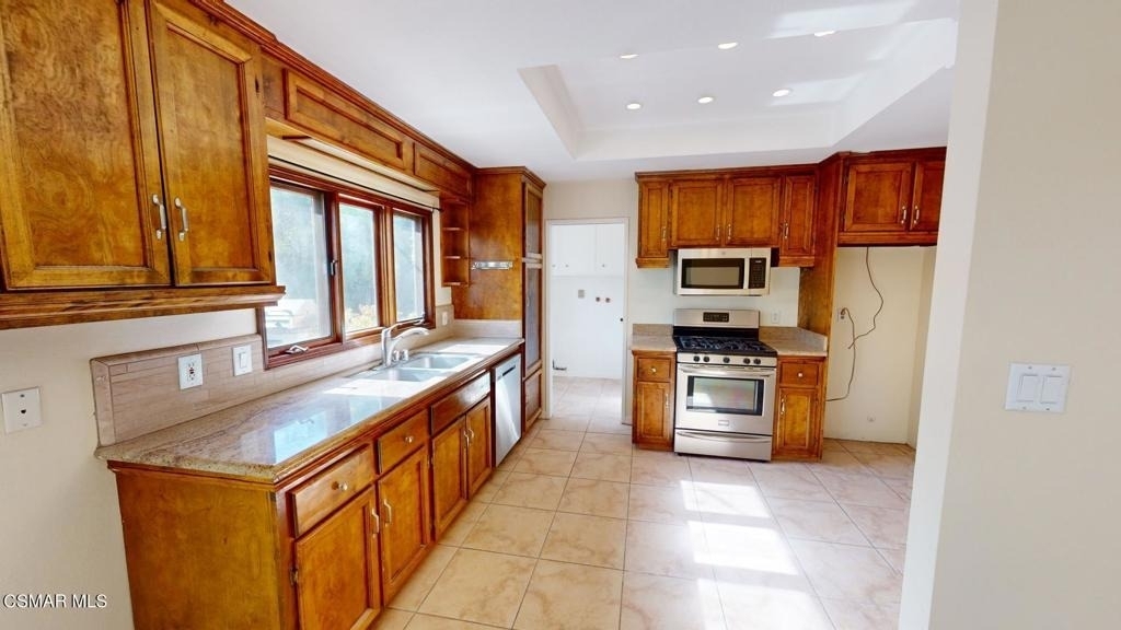 652 Debbie Street - Photo 4