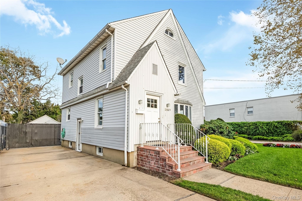 2069 Bellmore Avenue - Photo 3