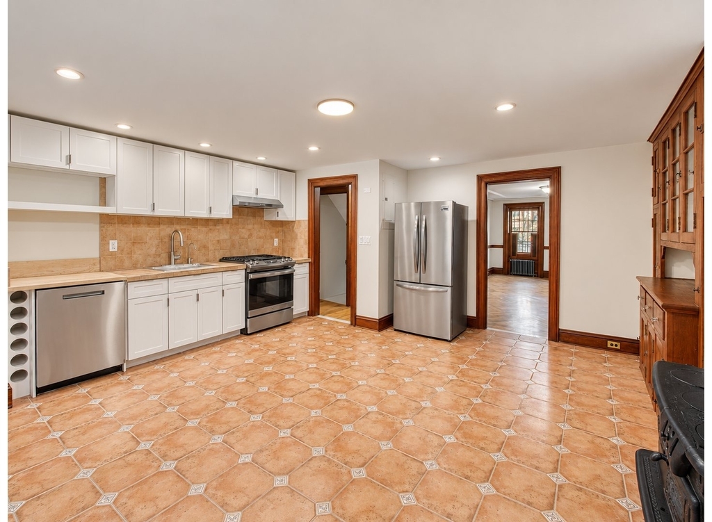 557 Carlton Avenue - Photo 2