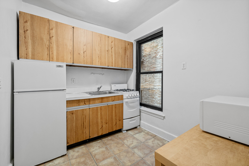 212 E 84th Street - Photo 5