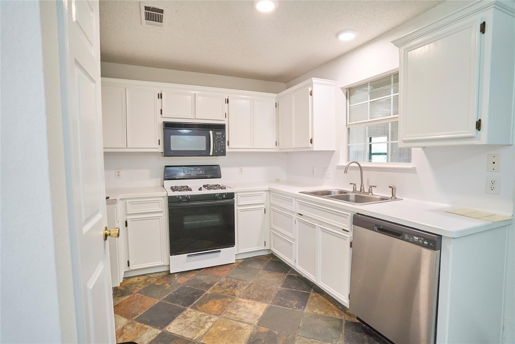 2307 Davis St - Photo 6