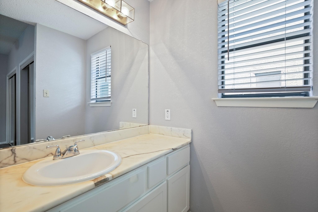 807 W 25th St - Photo 11