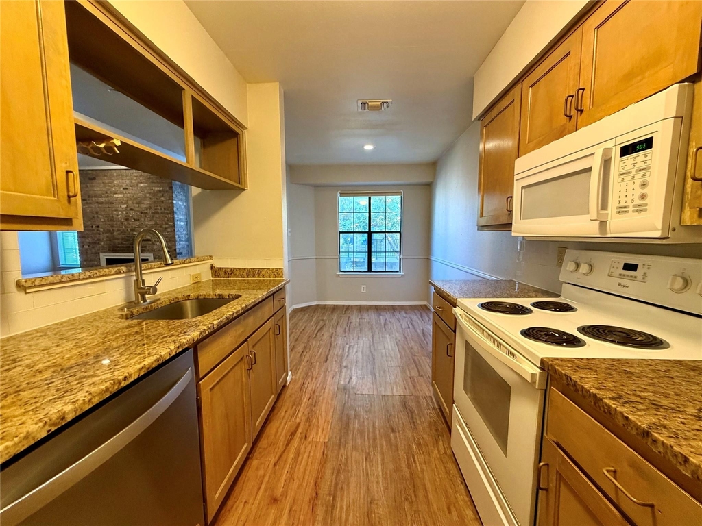 2906 West Ave - Photo 2