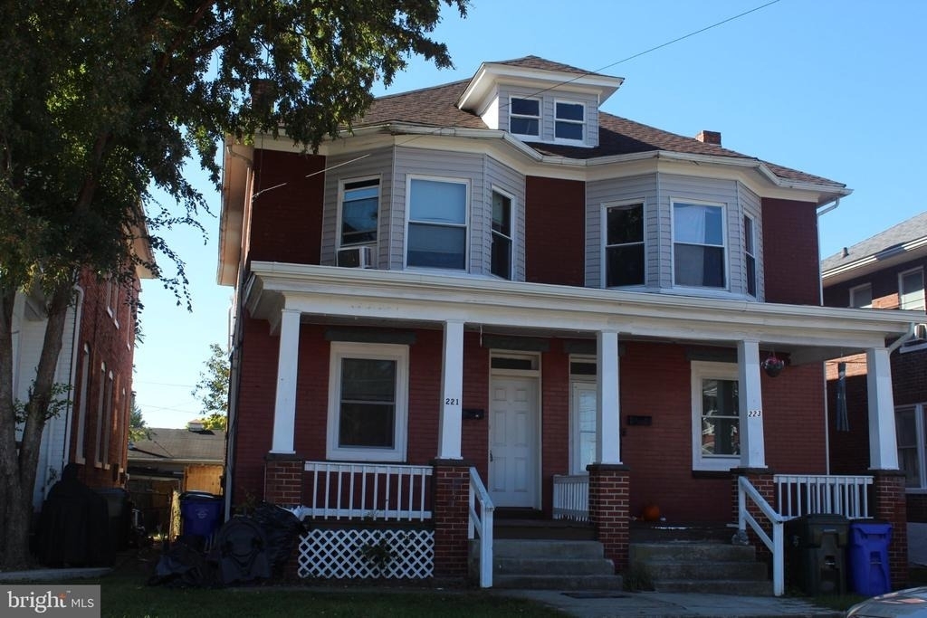 221 W Howard Street - Photo 1
