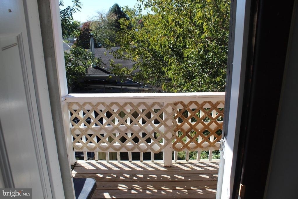 221 W Howard Street - Photo 14