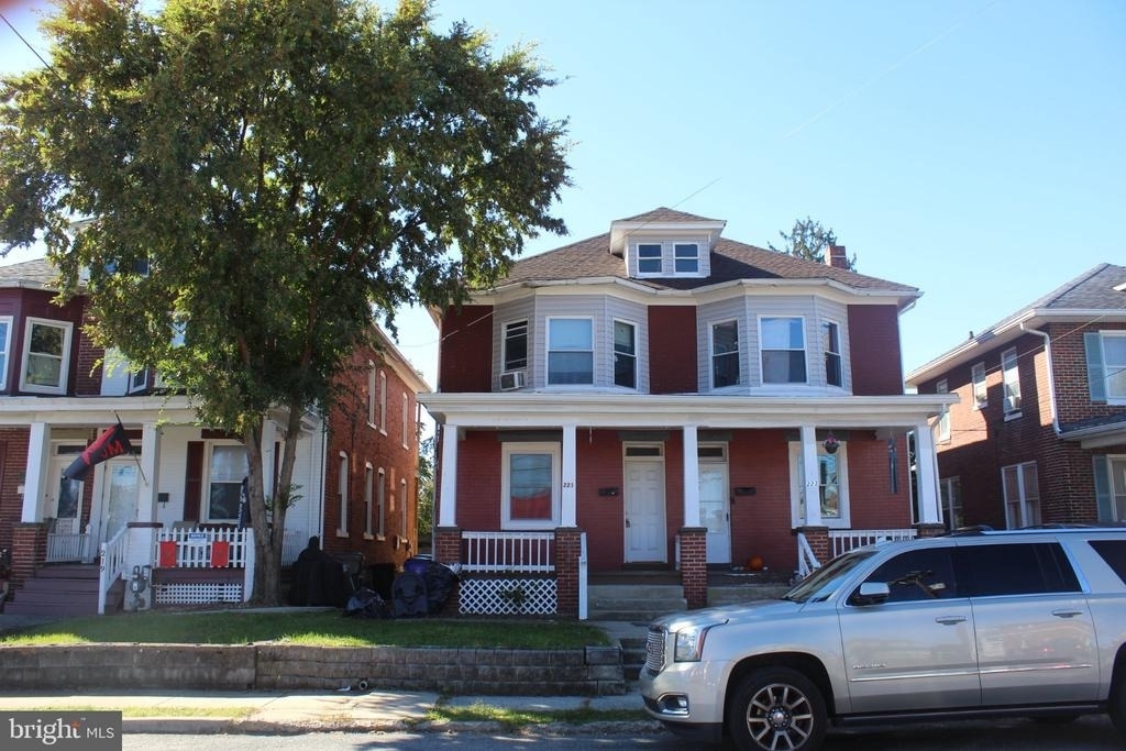 221 W Howard Street - Photo 0