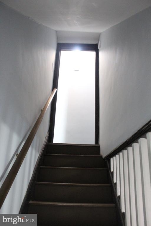 221 W Howard Street - Photo 9