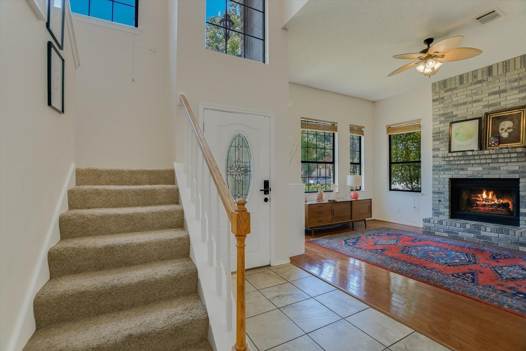 1104 Crestview St - Photo 2