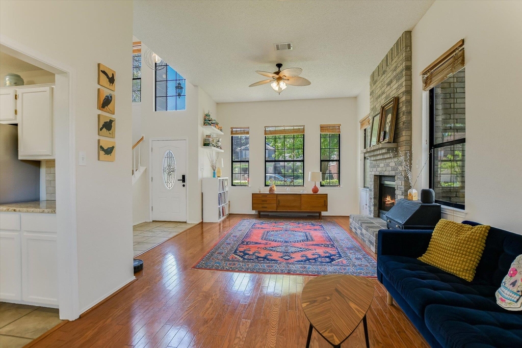 1104 Crestview St - Photo 5