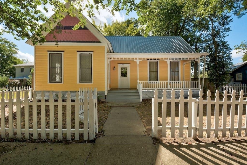 304 Olive St - Photo 0