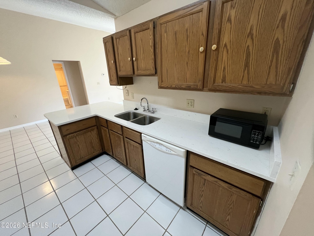 2105 Hovington Circle W - Photo 7