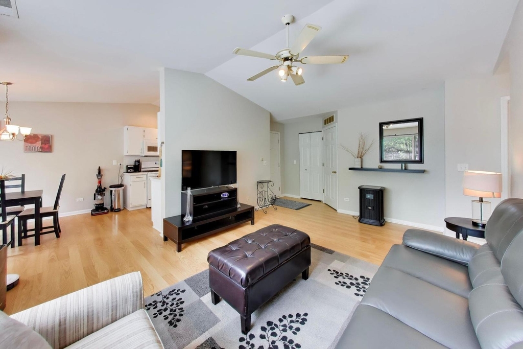 1107 Canterbury Court - Photo 3