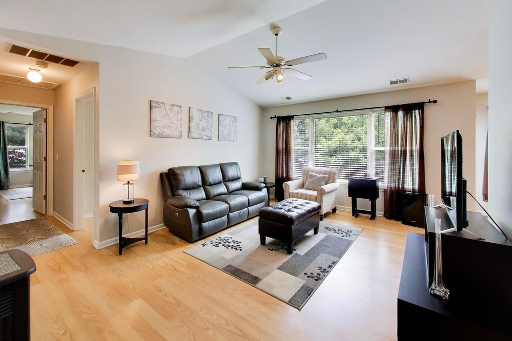 1107 Canterbury Court - Photo 2