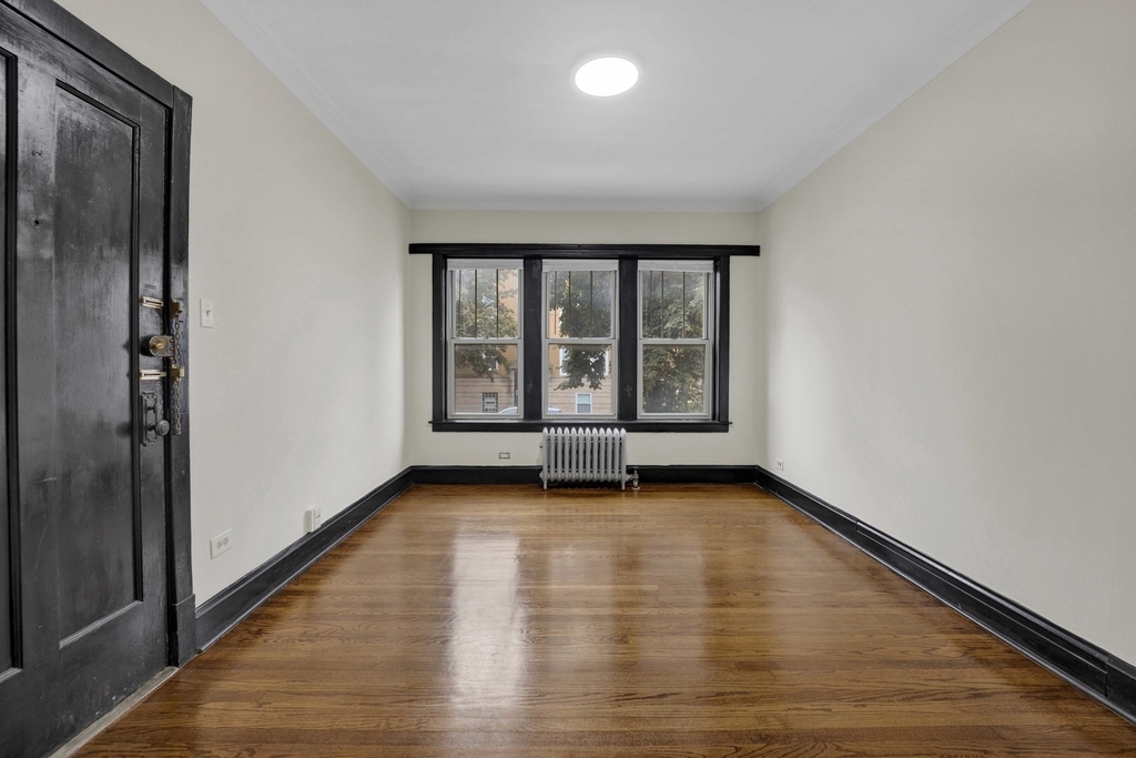 4744 W Roscoe Street - Photo 2