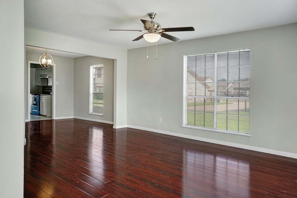 1833 Country Village Boulevard - Photo 3