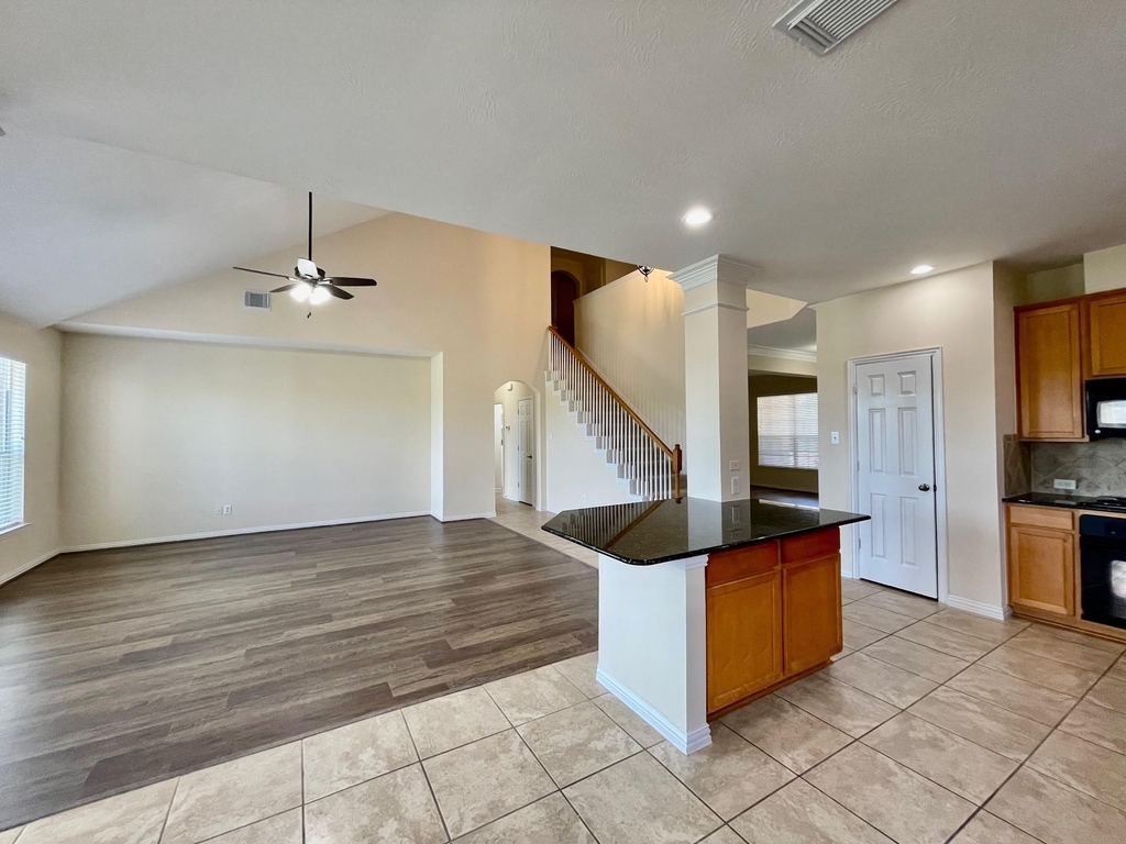 823 Aqua Vista - Photo 12