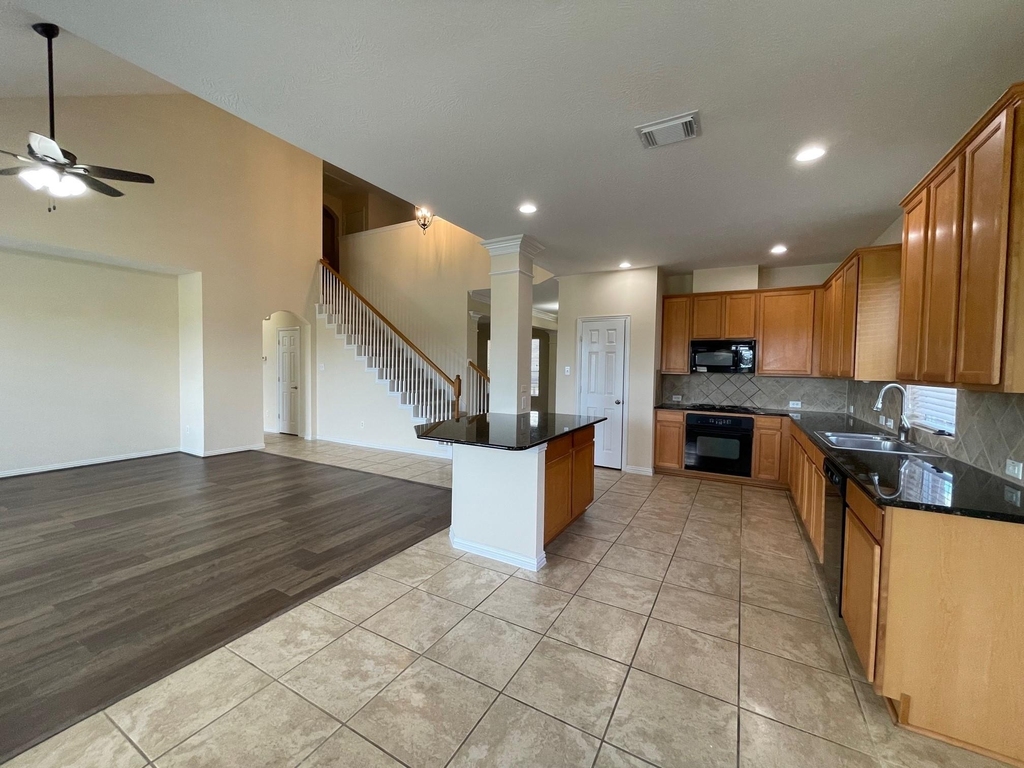 823 Aqua Vista - Photo 13