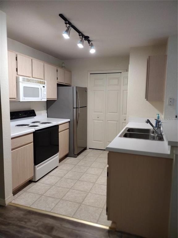 5459 Vineland Road - Photo 3