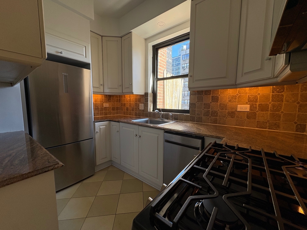 137 East 38th Street - Photo 6