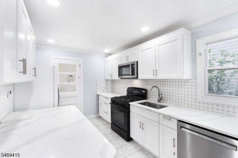 109 Allen St - Photo 1