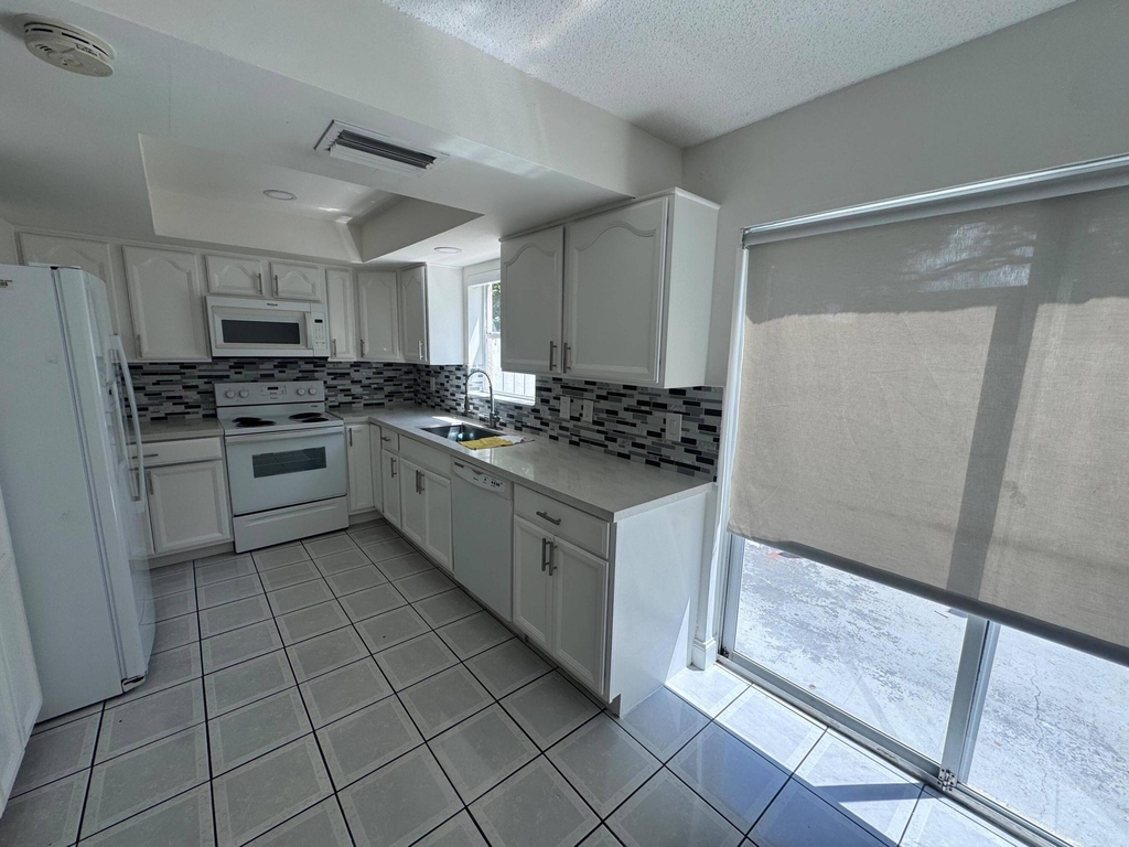 7918 Kimberly Boulevard - Photo 6