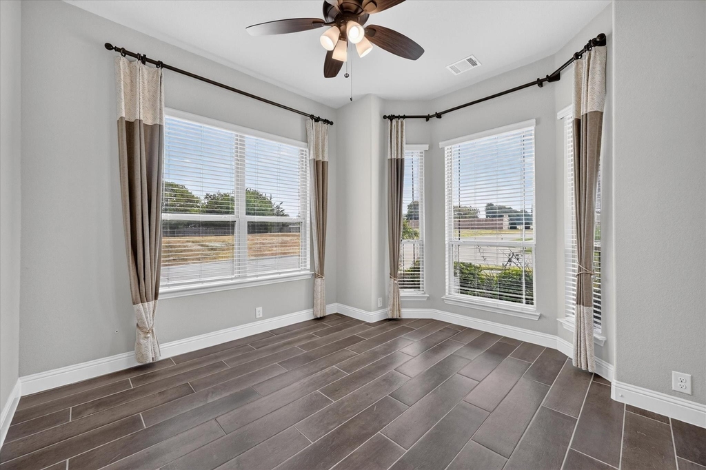 1941 Silverleaf Drive - Photo 4