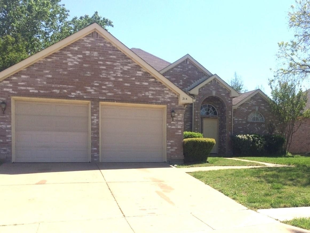 214 E Lynn Creek Drive E - Photo 0
