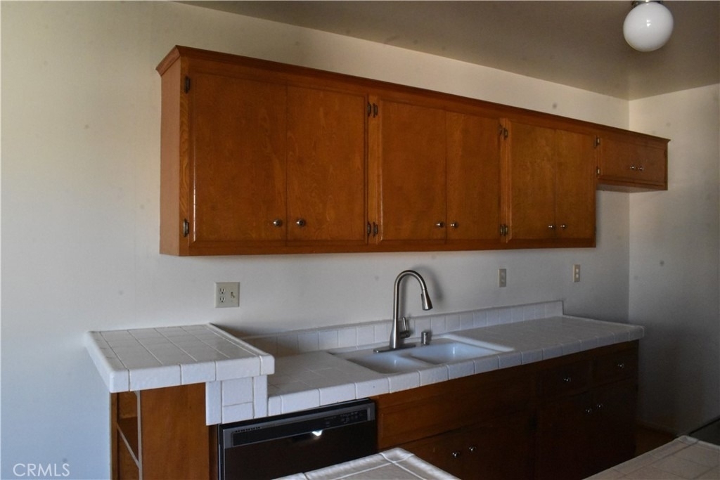 5349 Newcastle - Photo 4