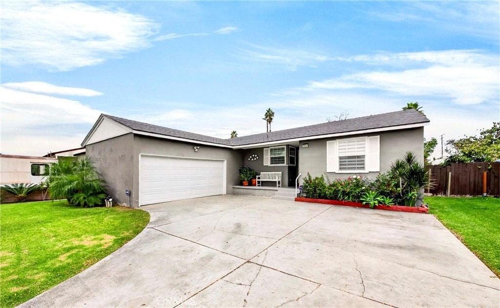 1037 W Ash - Photo 0