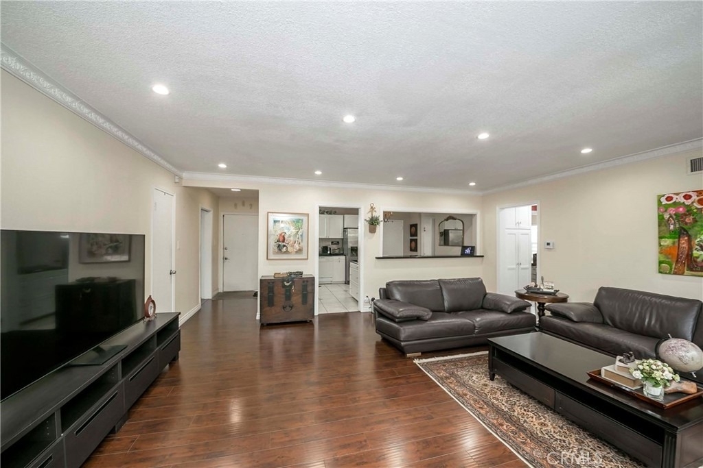 1037 W Ash - Photo 2