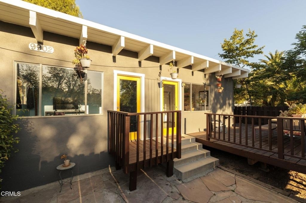 9902 Sunland Boulevard - Photo 0