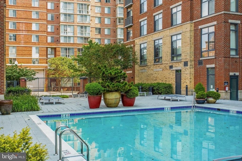520 John Carlyle Street - Photo 1