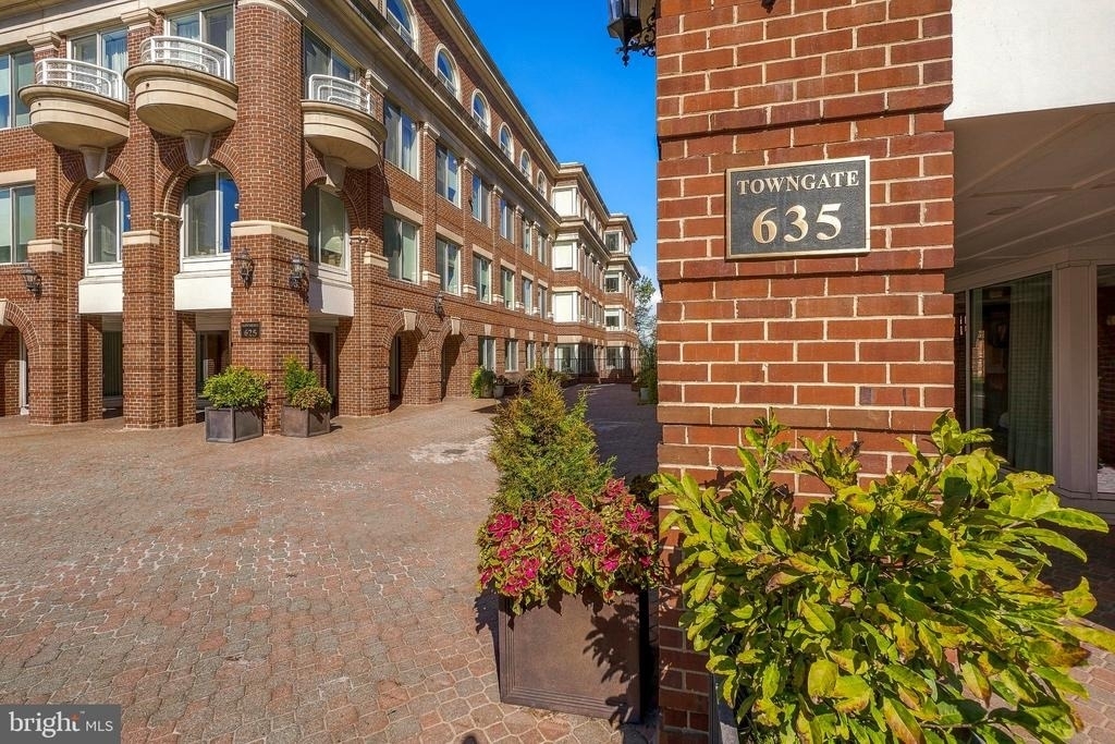 635 Slaters Lane - Photo 1