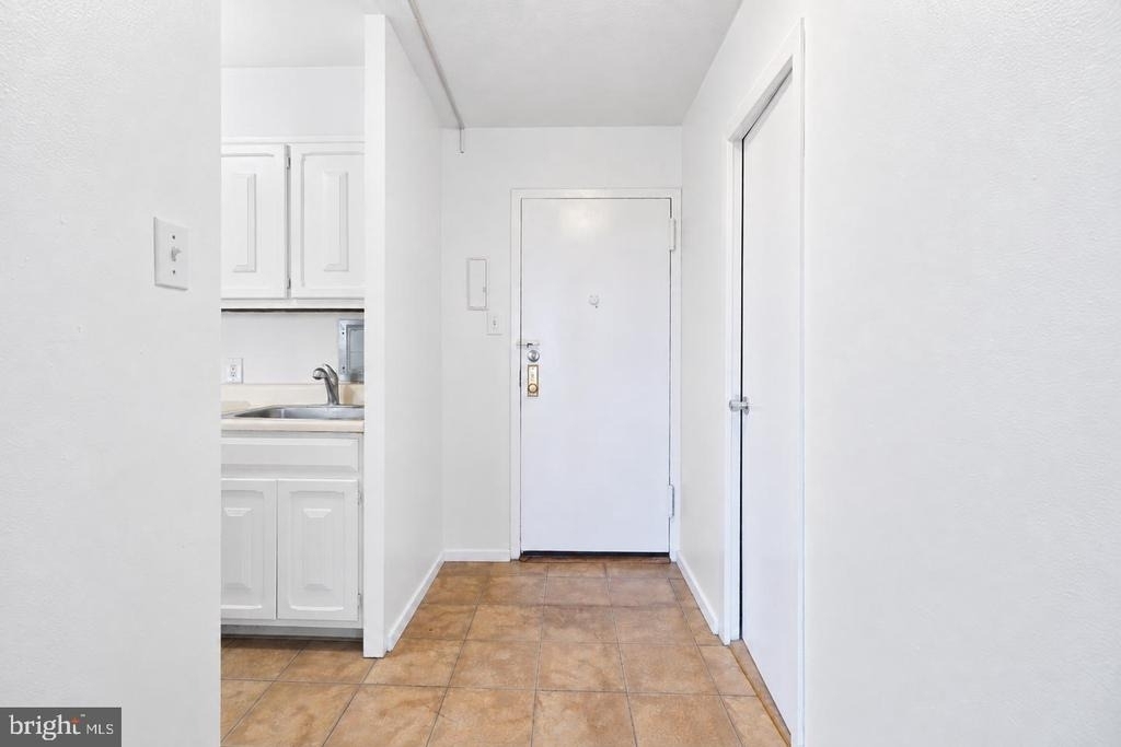 904 Barclay Towers - Photo 9
