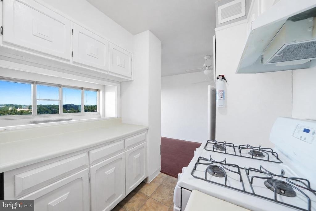 904 Barclay Towers - Photo 10