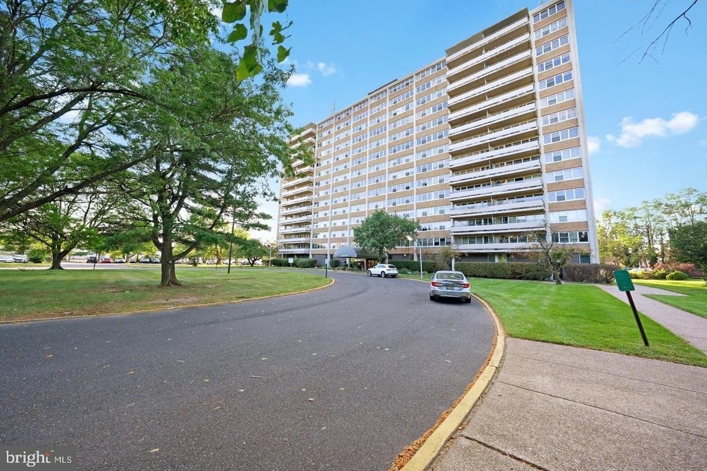 904 Barclay Towers - Photo 1